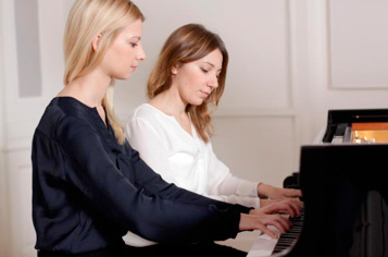 Klavier zu vier Händen: Maria Kovalevskaia + Natalia Maximova