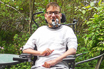 Bewohner des Hauses Zinnendorf: Bastian Wiegmann mit kopfgesteuertem Rollstuhl.
