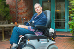 Bewohner des Hauses Zinnendorf: Volker Eggert mit Rollstuhl vor dem Haupteingang.